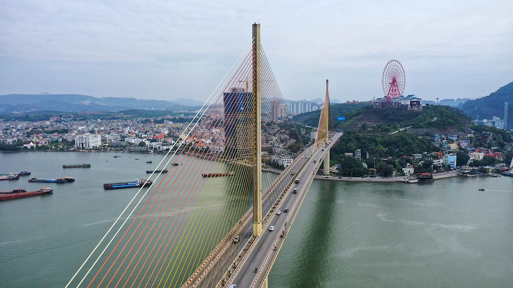 Whether you're a traveler, photographer, or architecture enthusiast, visiting Bai Chay Bridge promises an unforgettable experience 